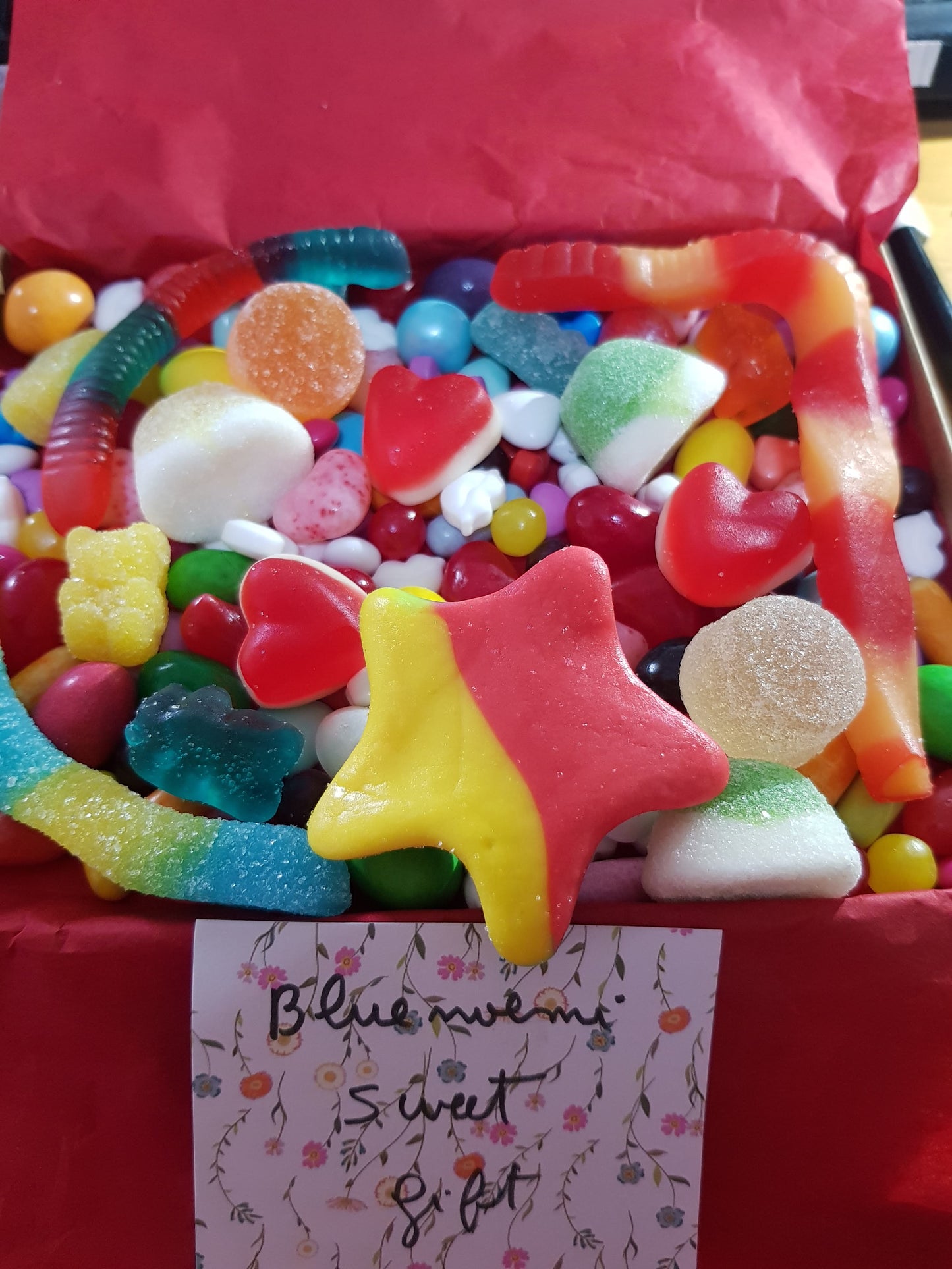 Bluenoemi Personalised Pick and Mix Box of Candies and Sweets | Gift for Children! Gift For Her | Gift For Mom| Gift For Sister. 0.5 kg box - Bluenoemi