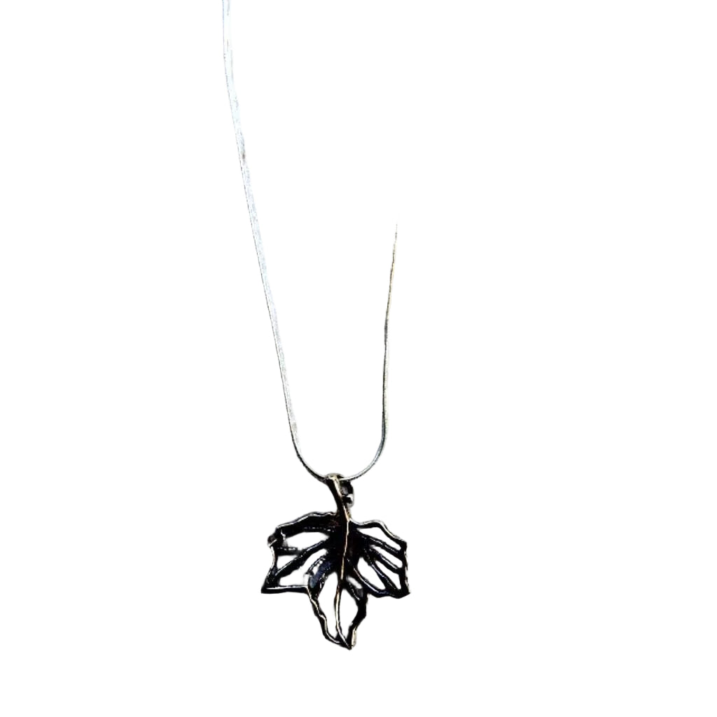 Sterling silver necklace with an Automn leaf motif pendant - Bluenoemi