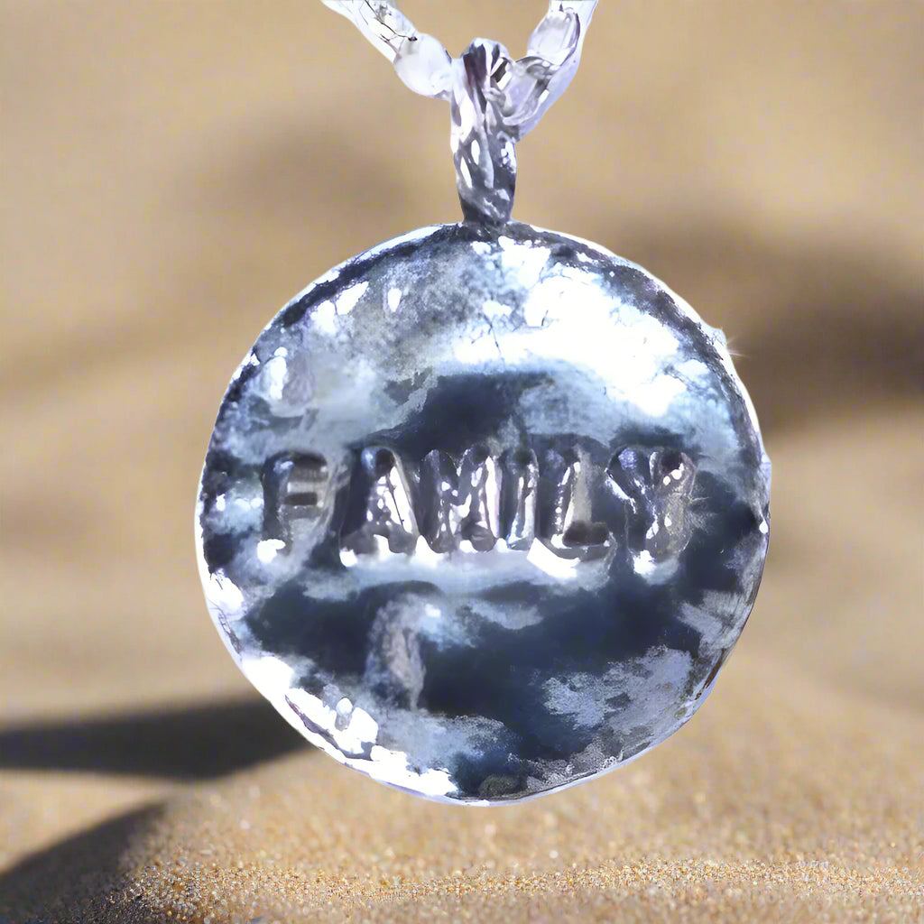 Sterling Silver necklace for woman engraved "Family" - Bluenoemi