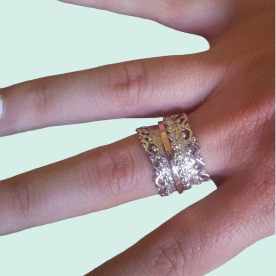 Romantic Spinner Rings for woman. Floral Lace Ring. - Bluenoemi